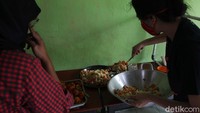 Sebanyak 130 bungkus nasi, setiap harinya disediakan untuk makan siang buruh gendong Pasar Beringharjo.