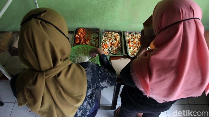Nasi Bungkus untuk Buruh Gendong Terdampak COVID-19 Sebanyak 130 bungkus nasi, setiap harinya disediakan untuk makan siang buruh gendong Pasar Beringharjo, Yogyakarta. Para buruh ini terdampak COVID-19.