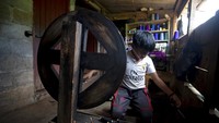 Sebelumnya, mereka hanya bekerja setelah pulang sekolah seperti membantu membuat furnitur atau bekerja di tambang.  