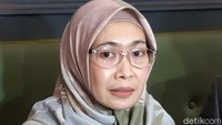 Menurut Atin, tuduhan yang dilontarkan oleh Nita Thalia tak berdasar. Karena kenyataannya, selama 28 tahun menikah dengan Nurdin Rudythia ia selalu berkecukupan meskipun ada Nita Thalia yang datang sebagai istri kedua. Foto: Hanif Hawari/detikHOT