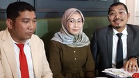 Atin buka suara. Ia membantah apa yang telah dituduhkan oleh Nita Thalia kepada dirinya dan suami. Foto: Hanif Hawari/detikHOT