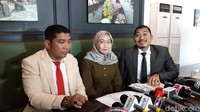 Saya hanya ingin meluruskan, saya tidak pernah atau suami saya tidak pernah memberikan biaya hidup dari uangnya Nita Thalia, kata Atin saat menggelar konferensi pers di kawasan Sunter, Jakarta Utara, Senin (19/10/2020). Foto: Hanif Hawari/detikHOT