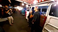 Konsep food truck dengan suasana outdoor dan dengan beberapa deretan mobil VW Combi tersebut terbukti berhasil menarik minat pelanggan yang datang untuk sekedar makan dan minum atau berswafoto.