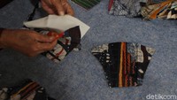 Masker kain yang diproduksi oleh Batik Seno terbuat dari bahan batik lukis yang tidak terjual saat masa pandemi.  