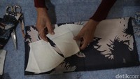 Produksi masker batik lukis dalam satu hari bisa produksi hingga 20 masker dengan memanfaatkan kain batik lukis.  