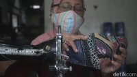 Produksi masker kain batik lukis tersebut sudah ada sejak dua bulan terakhir.  