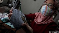Masker yang dibuat adalah jenis masker kain tiga lapis.  