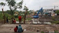 Warga menyaksikan proses pembuatan waduk.