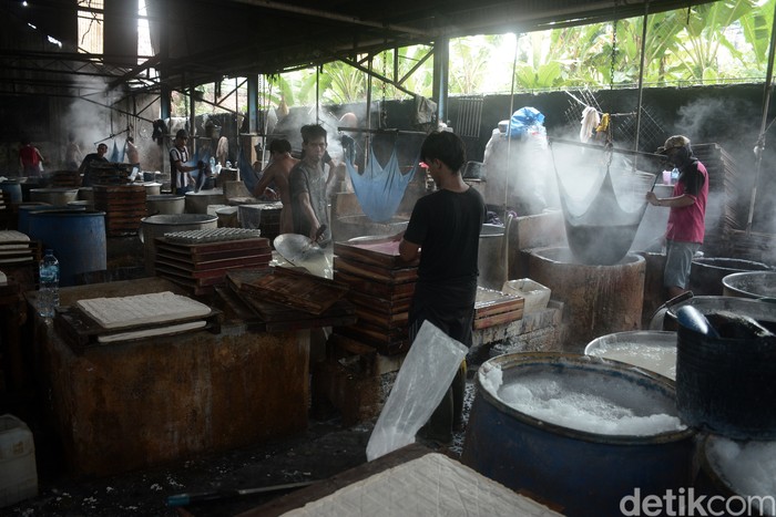 Pembutan Tahu Menurun Sejak PandemI Semenjak wabah pandemi terjadi sejak Maret lalu produksi pembuatan tahu menurun karena permintaan di pasar berkurang