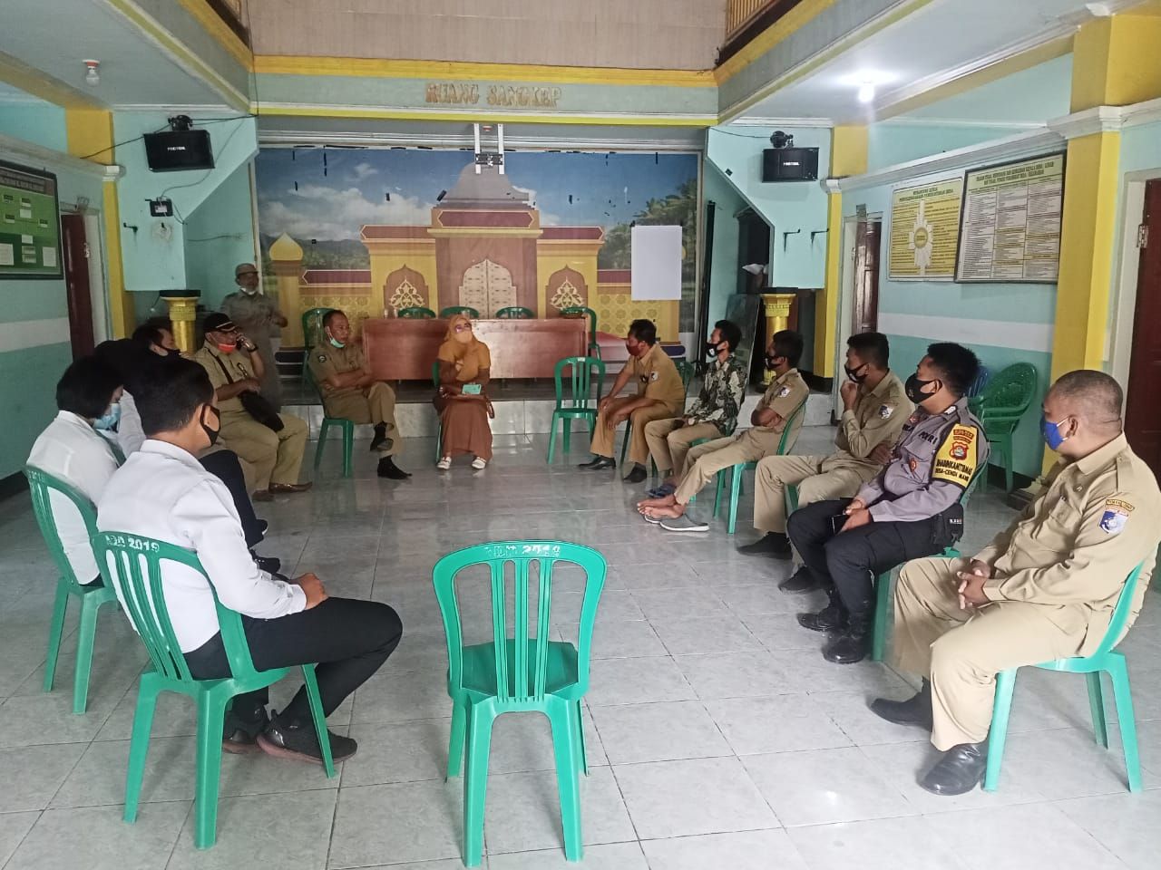 Pemkab Lombok Barat melakukan pertemuan soal siswa SMK menikahi dua wanita yang juga masih remaja.