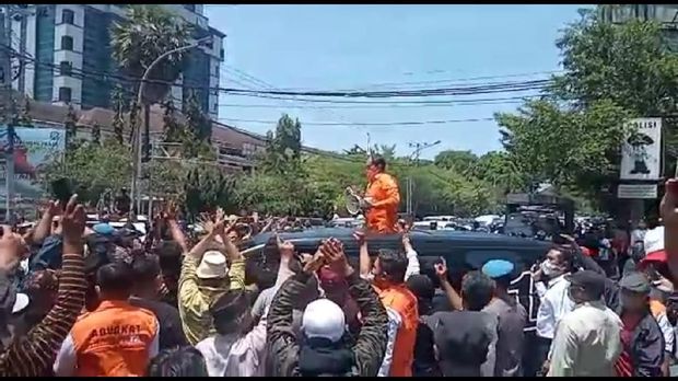 Pendukung Danny Pomanto geruduk Polrestabes Makassar (Tangkapan layar dok. Istimewa)