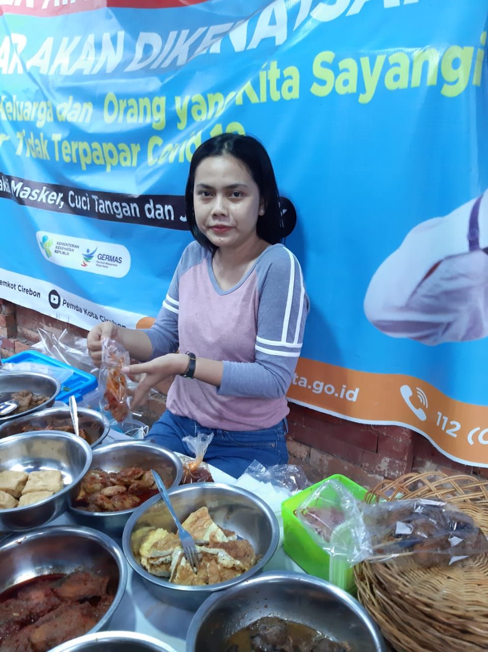 Penjual Nasi Jamblang Cantik di Cirebon
