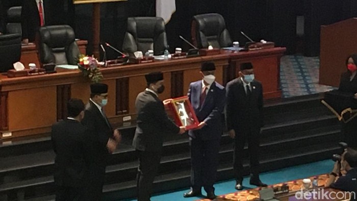Penyerahan draf Raperda Penanggulangan COVID-19 secara simbolis dari Ketua DPRD DKI, Prasetio Edi ke Wagub DKI Ahmad Riza Patria