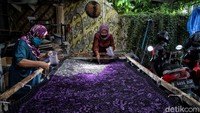 Sejumlah perajin tampak sedang membuat batik di Rumah Batik Pal Batu, Tebet, Jakarta Selatan.