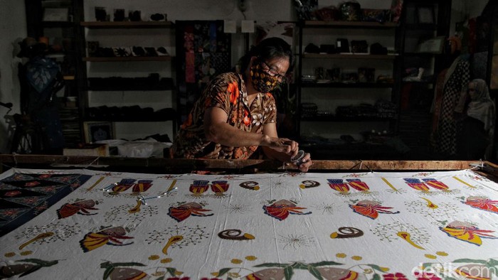 Perajin Batik Ibu Kota Berdaya di Masa Pandemi Corona Perajin batik di Ibu Kota mencari cara untuk bertahan di tengah pandemi virus Corona. Salah satunya dengan hadirkan batik motif baru, yakni batik Corona.