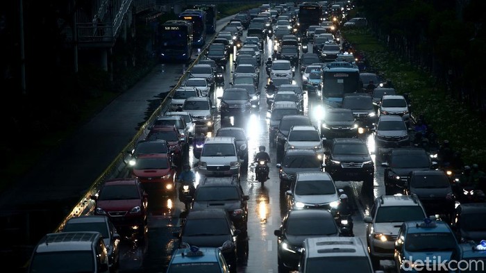 Hujan mengguyur wilayah DKI Jakarta, Senin (19/10/2020). Akibatnya, kemacetan pun terjadi di sejumlah titik kawasan Ibu Kota. Berikut potretnya.