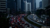 Antrean panjang kendaraan tersebut terlihat mengular di ruas-ruas jalan Ibu Kota.