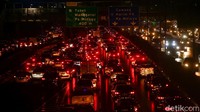 Pasalnya, di saat jam pulang kantor, banyak warga yang bergegas untuk kembali pulang ke rumah. Akibatnya antrean panjang kendaraan terlihat di sejumlah ruas jalan di Jakarta.