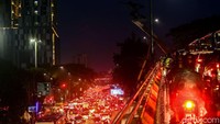 Antrean panjang kendaraan terlihat di atas flyover maupun di bawah flyover yang berada di kawasan Jakarta Selatan.