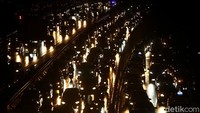 Antrean panjang kendaraan terlihat di Tol Dalam Kota, Jakarta, Senin (19/10/2020).