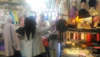 Hanya segelintir pengunjung yang mengdatangi kios-kios pedagang.