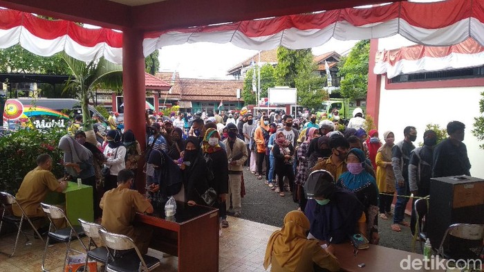 Ratusan warga mendatangi kantor Diskopdagperin Kuningan