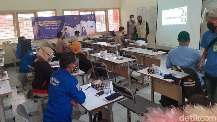 Relawan COVID-19 di Jabar mendapat pelatihan selama dua pekan di Bandung