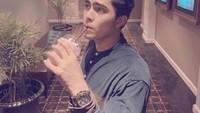 Slurpp! Begini pose Renald saat minum es sesaat sebelum nonton bioskop. Foto: Instagram renaldrmdhnreal / renations_official / renald_rmdhn22