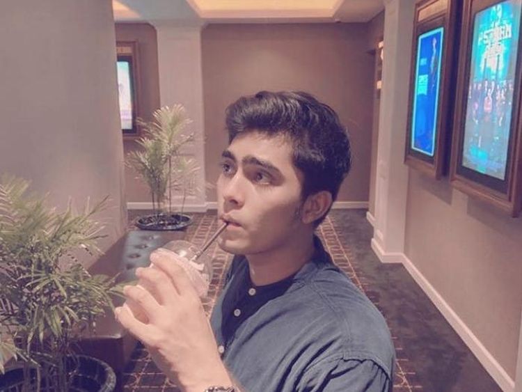 Renald Ramadhan Saat Asyik Ngopi dan Ngemil di Lokasi Syuting