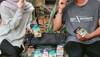 Bersama Dinda Hauw, keduanya tampak asyik ngemil rumput laut. Sepertinya mereka sedang di lokasi syuting kala itu. Foto: Instagram renaldrmdhnreal / renations_official / renald_rmdhn22