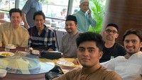Renald pernah mengisi waktunya dengan ikut kajian bersama Roger Danuarta dan rekan artis lainnya. Makan bersama pun termasuk dalam agenda mereka. Foto: Instagram renaldrmdhnreal / renations_official / renald_rmdhn22