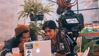 Syuting YouTube bersama rekannya, Renald pilih nongkrong di kafe sambil ngopi. Kira-kira mereka membicarakan project apa ya? Foto: Instagram renaldrmdhnreal / renations_official / renald_rmdhn22