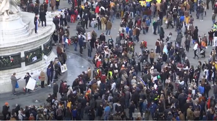 Ribuan orang unjuk rasa di Place de la Republique Paris Minggu (18/10/2020) sebagai aksi solidaritas terhadap guru yang dipenggal kepalanya. Guru sejarah Samuel Paty dipenggal usai membahas kartun Nabi Muhammad karya Charlie Hebdo kepada muridnya di kelas.