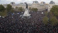 Begini potret aksi solidaritas yang digelar di Paris, Minggu (18/10) waktu setempat.