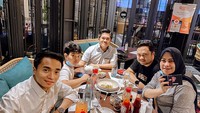 Saat waktu senggang, Taqy juga kerap hangout bersama teman-temannya. Sambil ngobrol tentu lebih asyik sambil makan ya. Foto: instagram @taqy_malik