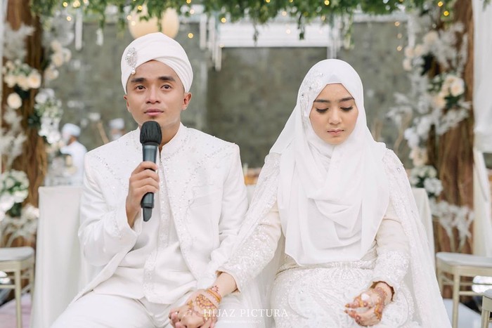 Santainya Taqy Malik Saat Makan di Pesawat dan Ngemil Kurma Muda