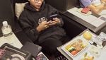 Santainya Taqy Malik Saat Makan di Pesawat dan Ngemil Kurma Muda