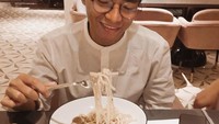 Berkepala plontos, Taqy menikmati makanannya. Sepiring pasta tak sabar disantap. Lihat saja ekspresi senang pria muda berkacamata ini.  Foto: instagram @taqy_malik