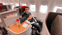 Duduk santai sambil menikmati segelas minuman juga dilakukan Taqy di dalam pesawat. Bisnis travel haji dan umroh yang dikelolanya terbilang sukses. Foto: instagram @taqy_malik
