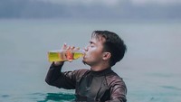 Sluuurp! Minum sambil renang kayaknya segar nih. Taqy terlihat sedang menikmati sebotol minuman saat tubuhnya berendam di kolam.  Foto: instagram @taqy_malik