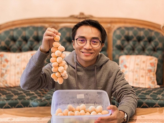 Santainya Taqy Malik Saat Makan di Pesawat dan Ngemil Kurma Muda Santainya Taqy Malik Saat Makan di Pesawat dan Ngemil Kurma Muda