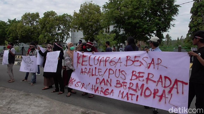 Sejumlah warga di Polman menuntut Kepala Kantor Imigrasi Polman mundur karena ada masalah di internal Dharma Wanita (Abdy-detikcom).