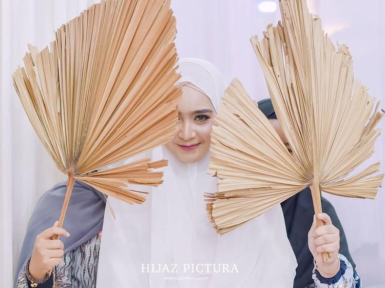 10 Gaya Selebgram Hijab Serell Thalib yang Baru Dinikahi Hafiz Quran Taqy Malik