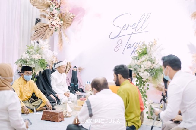 Taqy Malik dikenal sebagai Hafiz Al-Quran. Namanya sempat menghebohkan warganet saat menikah dengan anak pengacara Sunan Kalijaga bernama Salmafina Sunan pada 2017. Tiga bulan berumah tangga, pernikahan Salmafina dengan Taqy Malik berujung perceraian. Foto: Instagram @hijazpictura