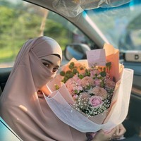  Sebelum menikah dengan Taqy Malik, Serell Thalib menggunakan hijab pashmina. Kini dia mengubah penampilannya dengan menggunakan niqab yang membuatnya semakin anggun. Foto: Instagram @sherel_thalib.