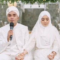 Kini, secara mengejutkan, Taqy Malik mengumumkan akad nikahnya yang kedua kali bersama wanita idamannya, Serell Thalib pada Minggu, 18 Oktober 2020 di Montigo Resort Nongsa, Batam. Momen Taqy melepas status duda itu disiarkan langsung melalui Instagramnya pada pukul 15.30 wib. Foto: Instagram @taqy_malik.