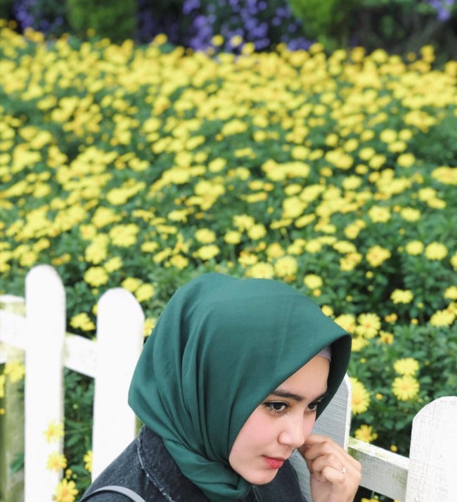 Serell Thalib merupakan wanita keturunan Arab dan Batam. Kakaknya, Mesya Firdaus Thalib juga populer di Instagram. Mesya dikenal berkat endorse dan bisnisnya di Instagram. Foto: Instagram @sherel_thalib.