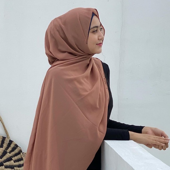 Sosok Serell Thalib yang dinikahi Taqy Malik populer dengan nama akun Instagram @sherel_thalib. Pengikut Instagram Serell mencapai 205 ribu. Ia adalah selebgram di Batam. Foto: Instagram @sherel_thalib.