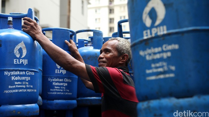 Siap-siap, Tabung Gas LPG 12 Kg Bakal Pink Semua PT Pertamina (Persero) dikabarkan akan menarik tabung biru Elpiji 12 kilogram (kg). Selanjutnya, Pertamina memasok ke konsumen tabung Bright Gas 12 kg.