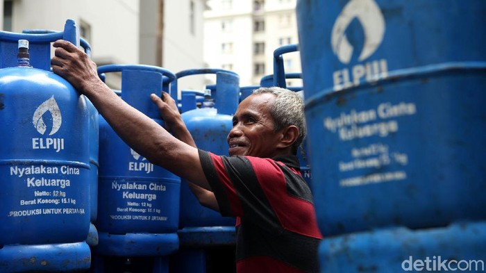 Siap-siap, Tabung Gas LPG 12 Kg Bakal Pink Semua PT Pertamina (Persero) dikabarkan akan menarik tabung biru Elpiji 12 kilogram (kg). Selanjutnya, Pertamina memasok ke konsumen tabung Bright Gas 12 kg.